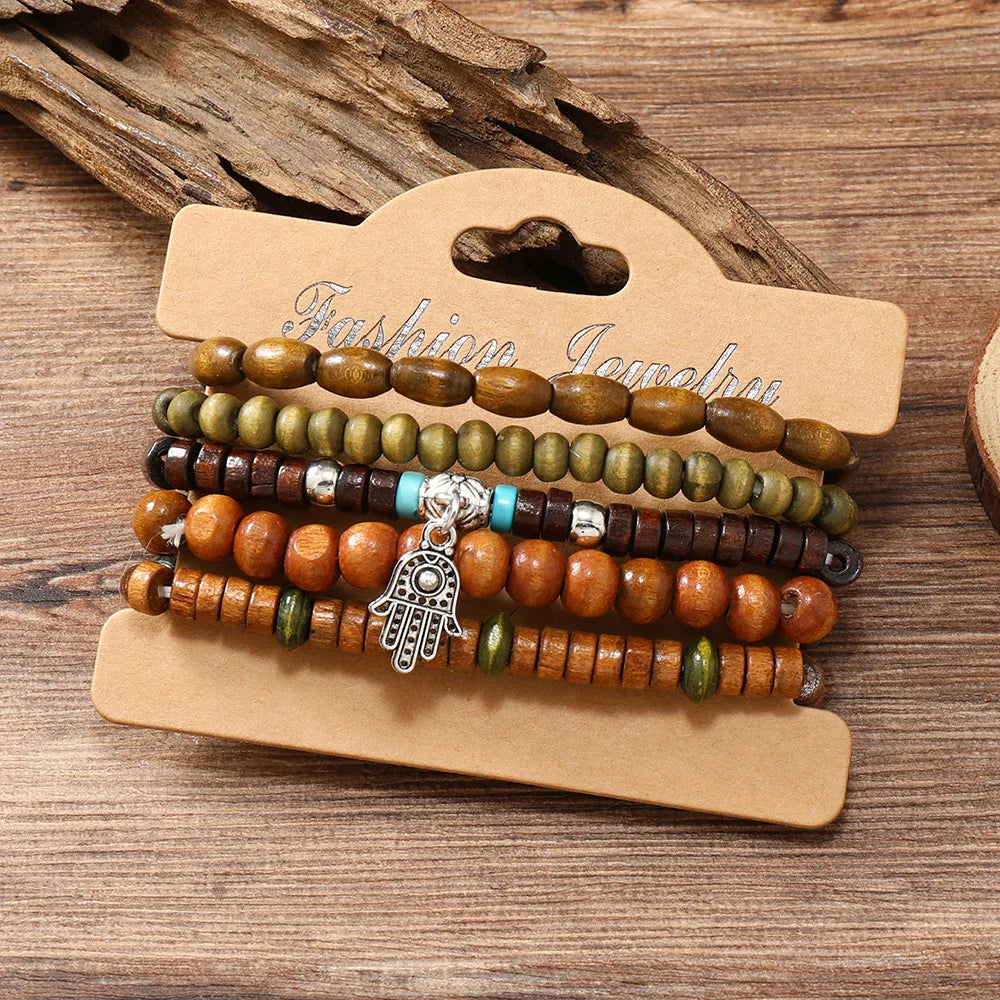 Juego de pulseras con dijes bohemios: cuentas de madera y dijes étnicos