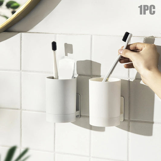 Portacepillos de dientes de pared para organizar tu baño.