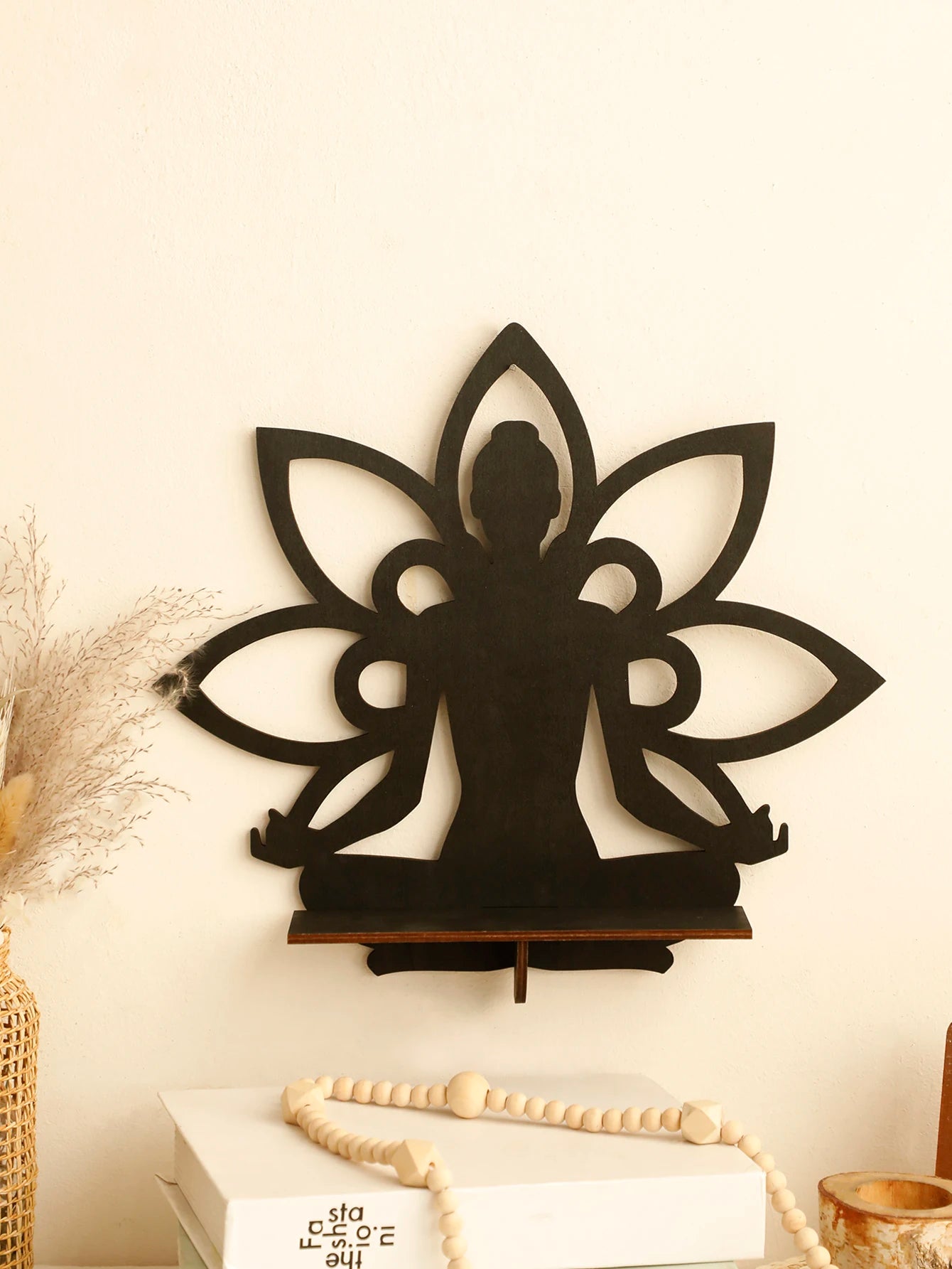 Estante de pared de madera estilo boho con diseño de Buda y soporte de exhibición de cristal de loto