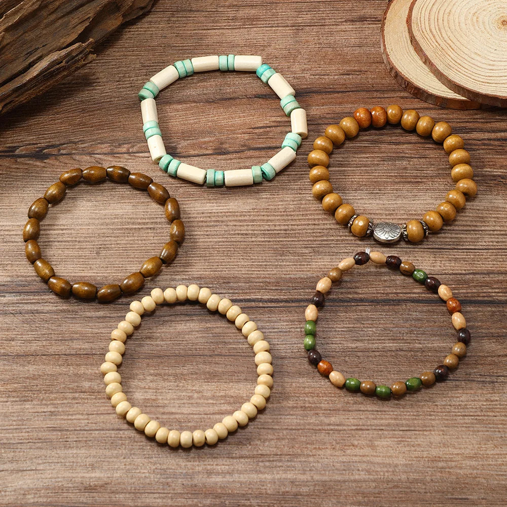 Juego de pulseras con dijes bohemios: cuentas de madera y dijes étnicos